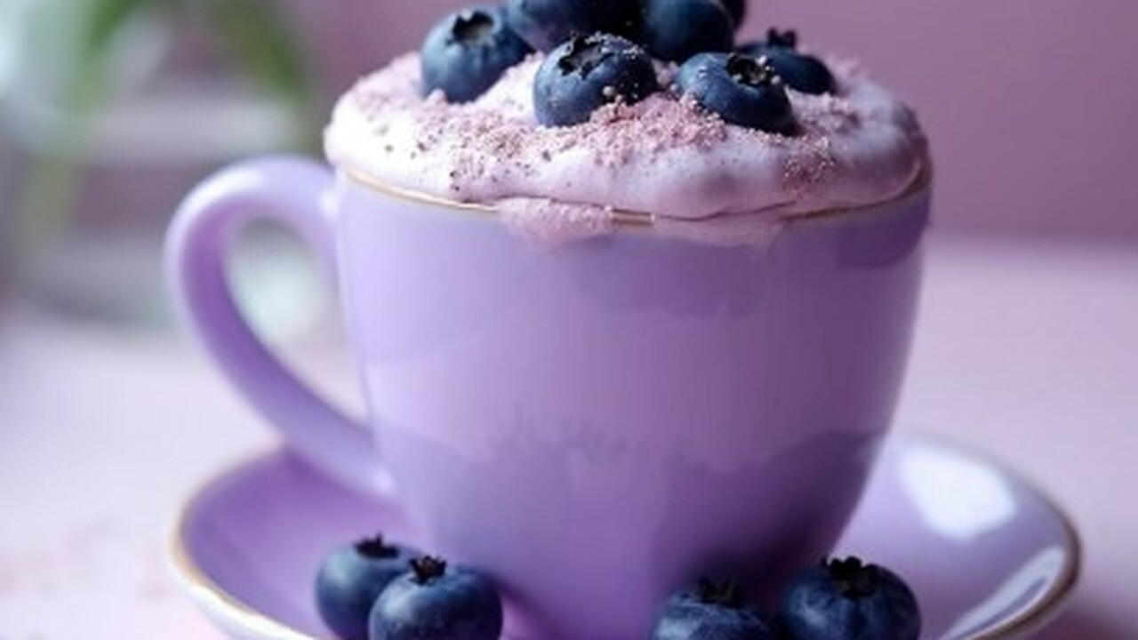 Вкус черничного кекса, аромат кофе: эксперт поделилась рецептом согревающего осеннего напитка - быстро и вкусно Представляем вашему вниманию освежающий напиток...