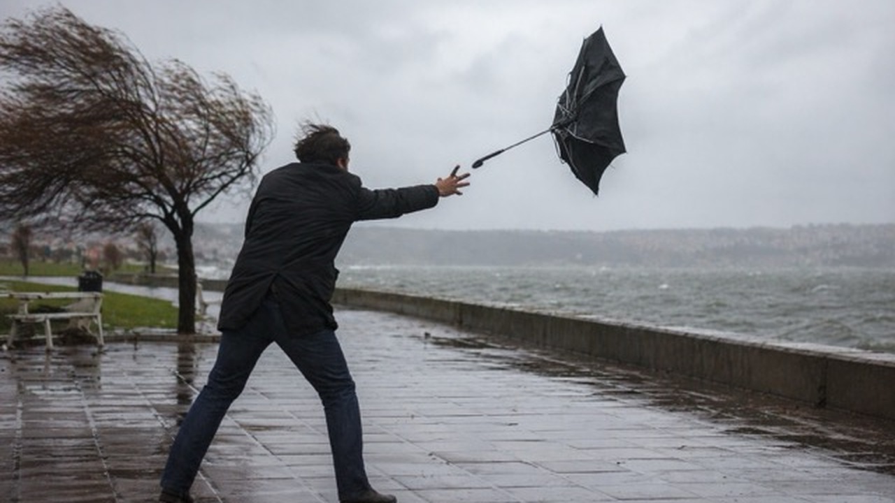 24 апреля в Мурманске действует штормовое преду...
