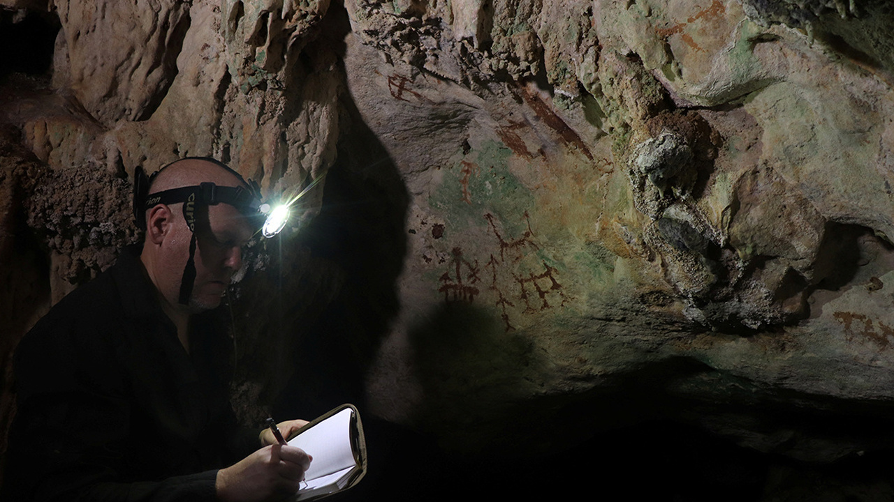 В известняковой пещере Лянг-Метандуно на индоне...