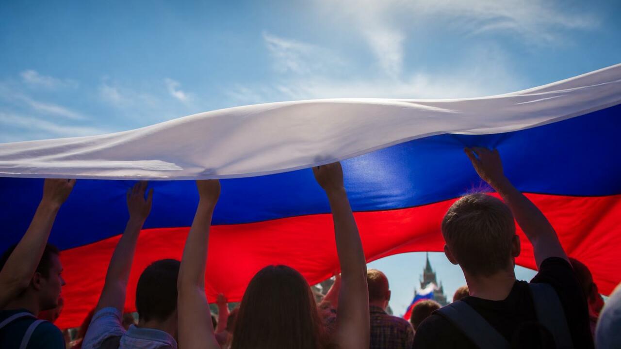 Мурманчан зовут на праздник с огромным триколором В Мурманске на Семеновском озере пройдет праздн...