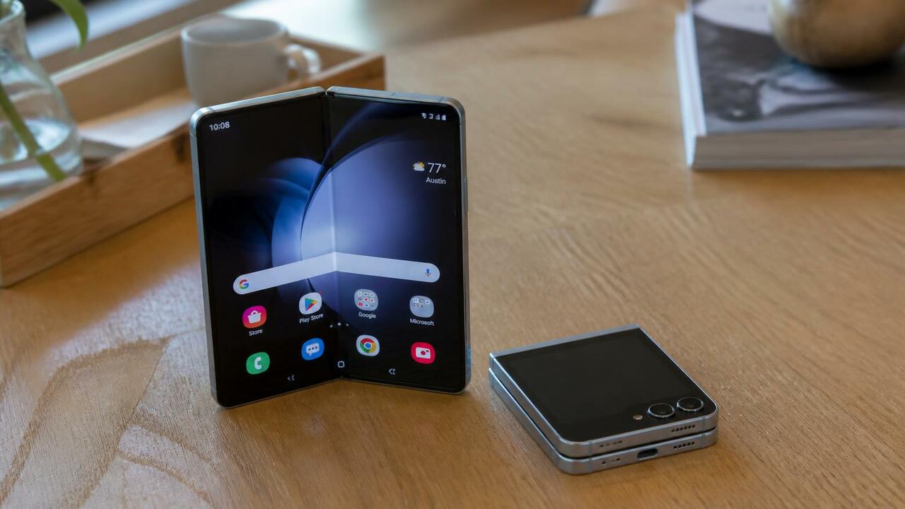 Motorola Razr+ против Galaxy Z Flip 8: какой компактный складной смартфон выбрать в 2026 году Сравниваем Motorola Razr+ и Samsung Galaxy Z Fl...
