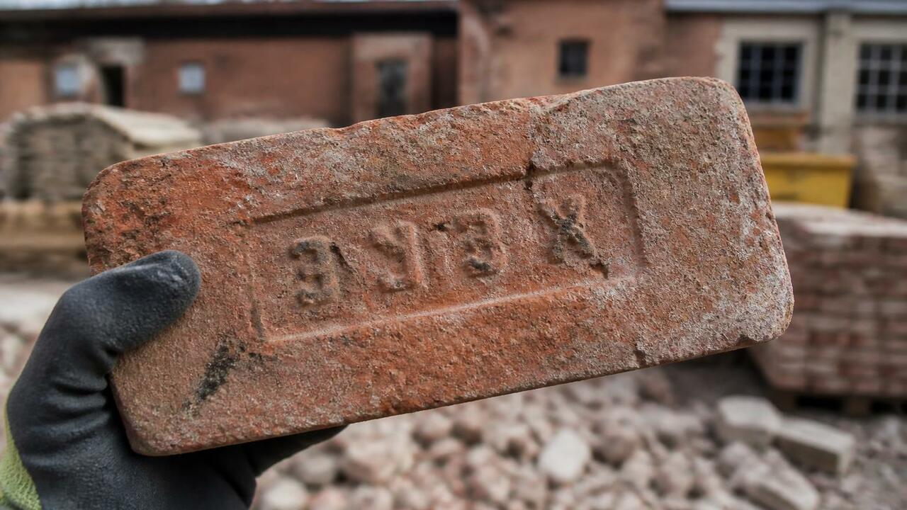 В Мурманске нашли кирпич с клеймом дореволюционного заводчика В Мурманске при сносе дома нашли кирпич с дорев...