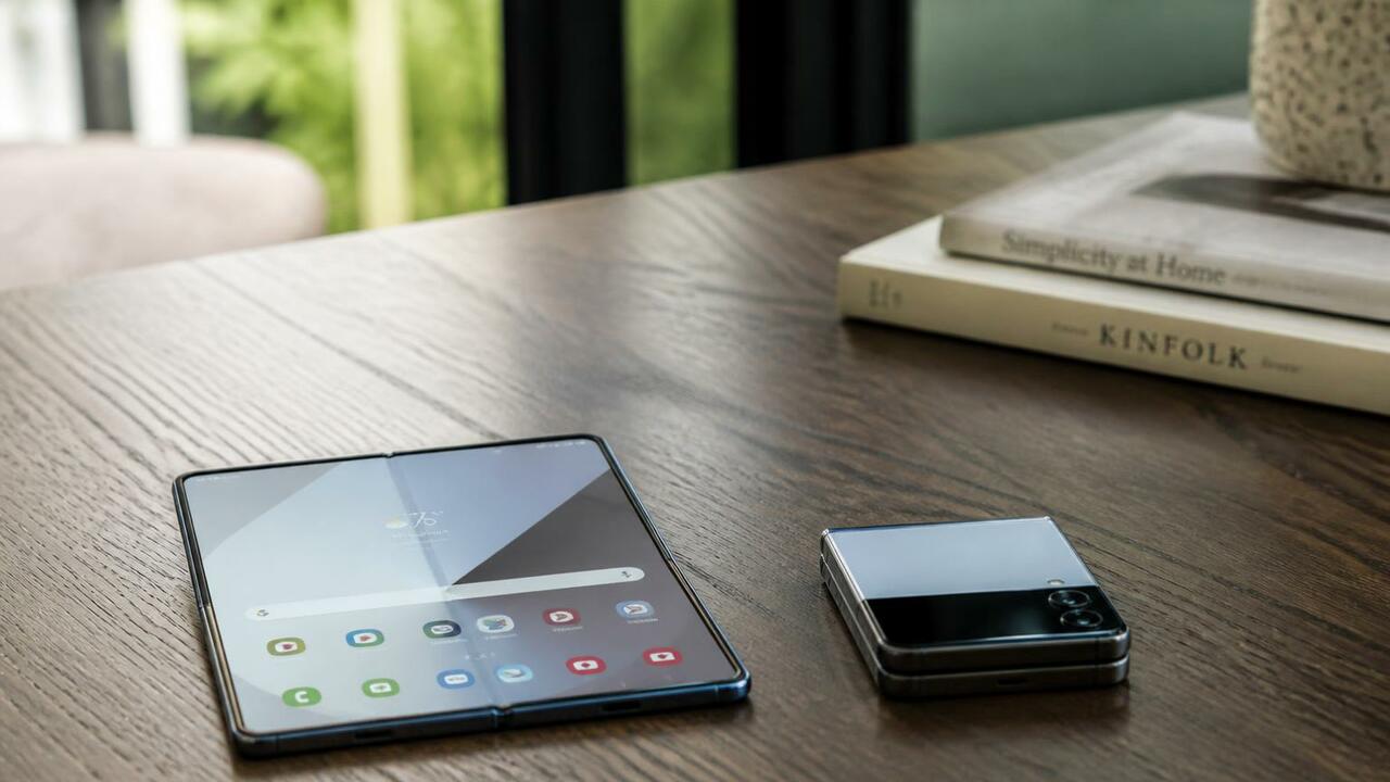 Сравнение Motorola Razr Fold и Samsung Galaxy Z...