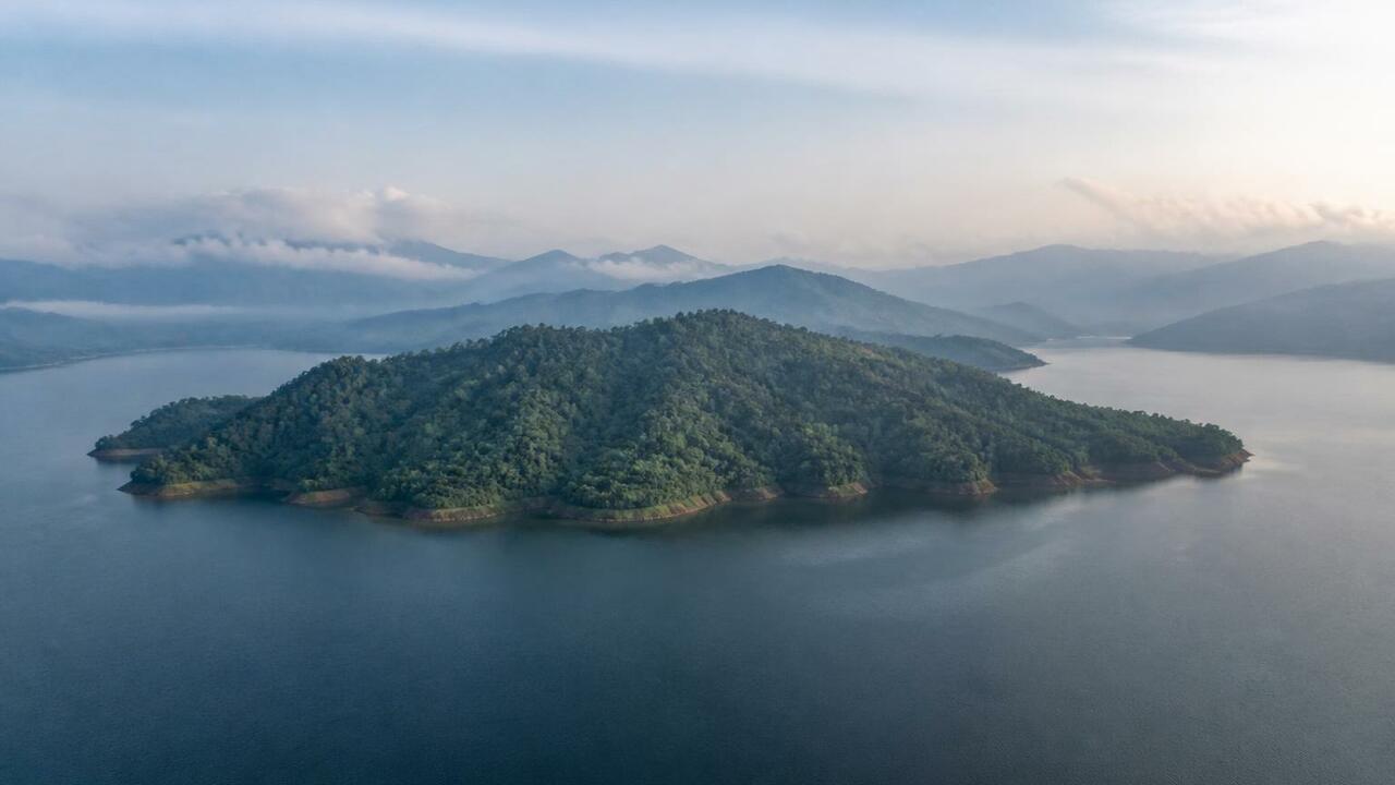 Загадочный остров возник и исчез в канадском водохранилище В канадском водохранилище Уиллистон внезапно по...