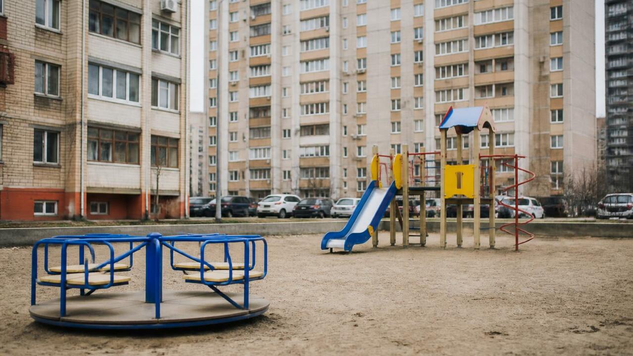Во дворе дома на Полярных Зорях автомобиль сбил...