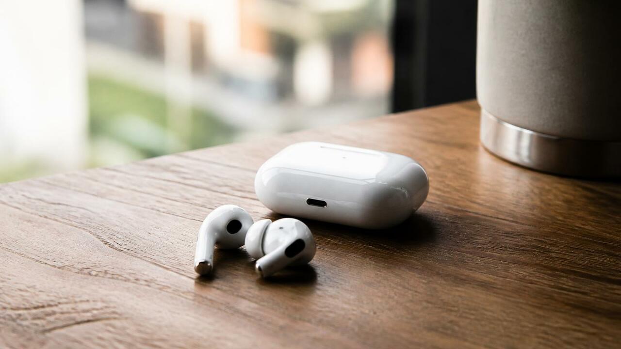 AirPods 5 против AirPods Pro 3: что выбрать и почему я не жду камеры Сравнение AirPods 5 и AirPods Pro 3: цена, шумо...