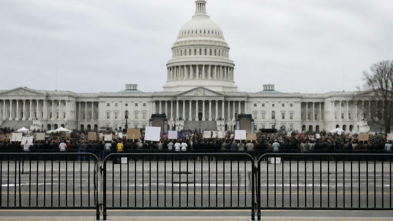 Сотни испанцев вышли на митинг у парламента из-за жилищного кризиса В Мадриде сотни человек протестуют у парламента...