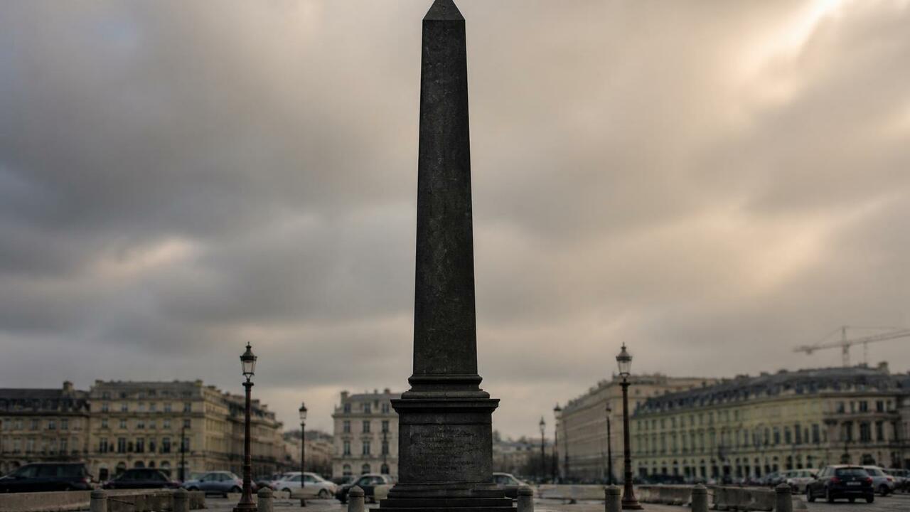 Памятный знак в честь города-героя Мурманска на...