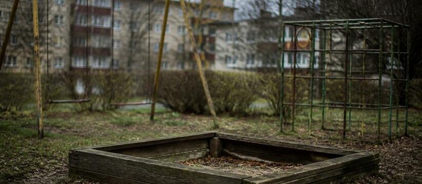 Мурманская детская площадка пугает жителей травмоопасным хламом Жители мурманских домов на Карла Либкнехта жалу...