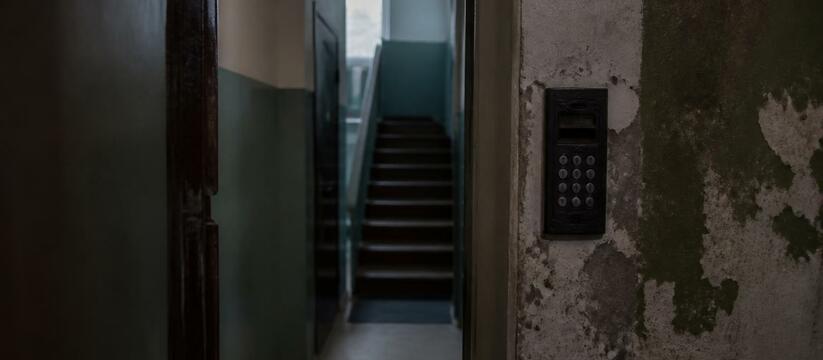 Мурманчане живут в сырости и плесени из-за текущих труб Жильцы дома на проспекте Героев-Североморцев жа...