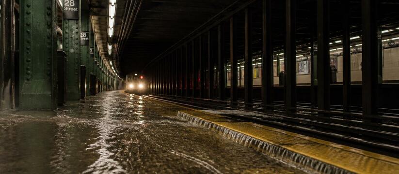 Ливень в Нью-Йорке затопил станции метро в центре Манхэттена Мощный ливень в Нью-Йорке привел к подтоплению ...