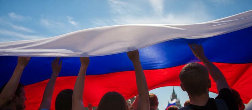 Мурманчан зовут на праздник с огромным триколором В Мурманске на Семеновском озере пройдет праздн...