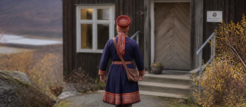 Саамский Дед Мороз проголосовал в Ловозере Лесной волшебник из Ловозера Мунь Каллса пришел...