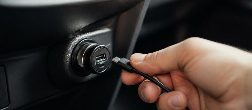 Почему USB-порт в машине заряжает телефон медле...