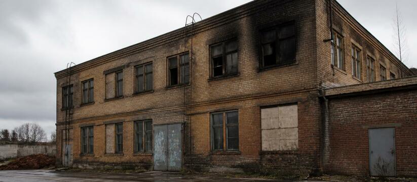 В Кандалакше горело здание бывшего консервного завода В Кандалакше потушили пожар в здании бывшего ко...