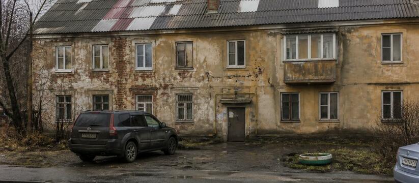 Дыры в крыше и гнилой пол: мурманчане выживают в аварийном доме Жильцы дома № 19 на улице Фадеев Ручей жалуются...