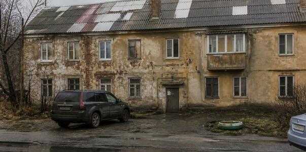 Дыры в крыше и гнилой пол: мурманчане выживают ...