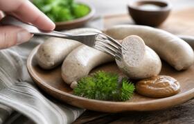 В Германии добавление мучных червей в колбасу в...
