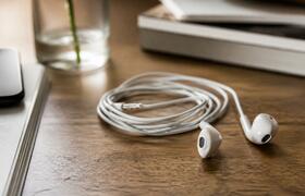 Проводные наушники Apple снова в моде: что в ни...