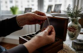 У 82-летней мурманчанки гость украл украшения и...