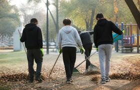 580 школьников Кировска за лето привели город в...