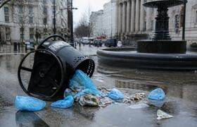 В Мурманске вандалы разгромили урны с пакетами ...