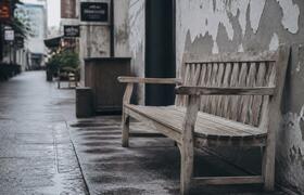 Лавка на Шмидта в Мурманске ждёт покраски три м...