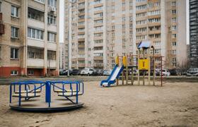 В Мурманске водитель сбил таксу во дворе и скрылся