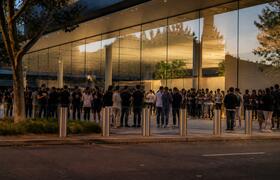 Фанаты Apple штурмуют Apple Park: как встречали...