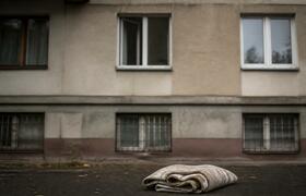 Мурманчане поймали ребенка из огня на одеяло и ...