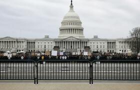Сотни испанцев вышли на митинг у парламента из-...