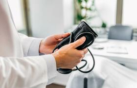 У 37% взрослых в Англии не выявлена гипертония