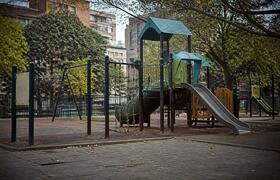 Крысы у детской площадки в Мурманске: Роспотреб...